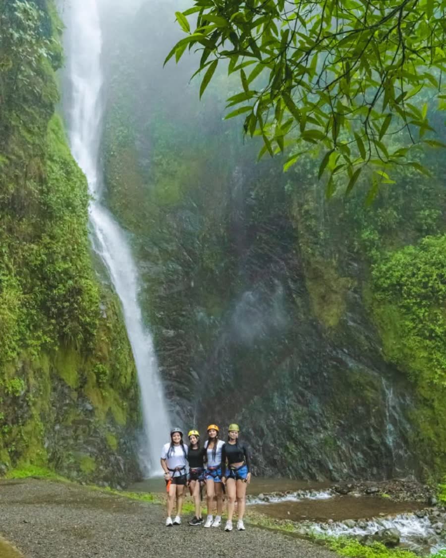 Grupo de visitantes frente a la cascada de Piedra Blanca