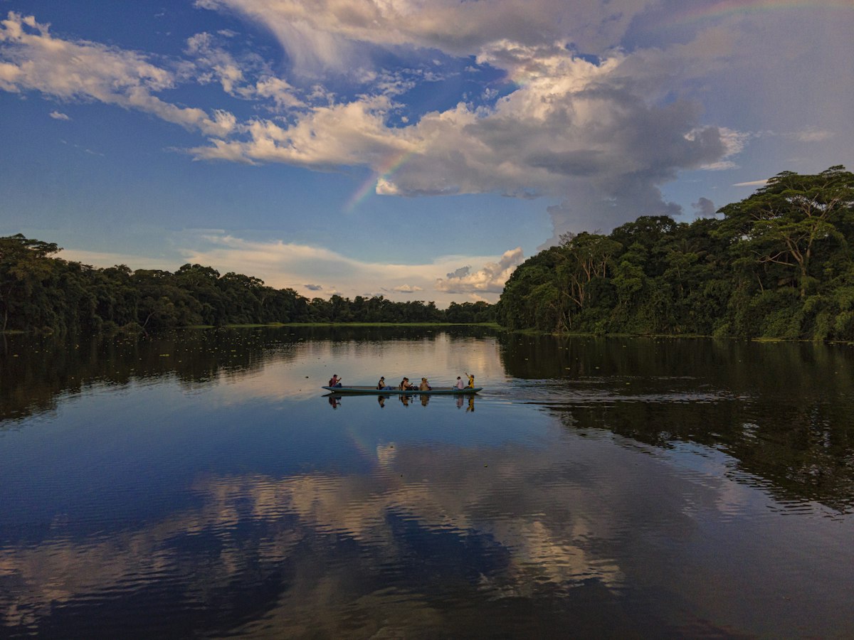 Canoa navegando un río de la Amazonía ecuatoriana al atardecer