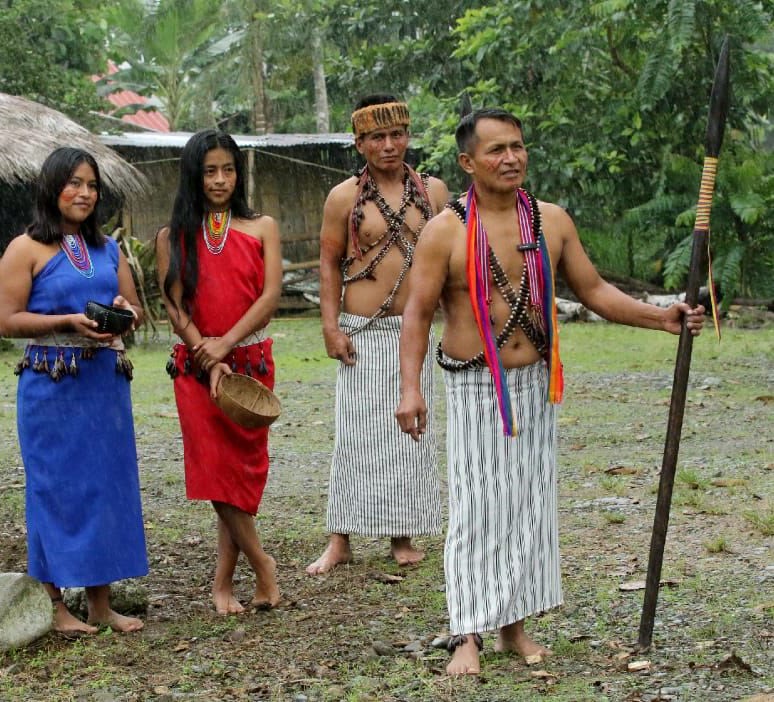 Miembros de la Comunidad Shuar con trajes típicos dando la bienvenida